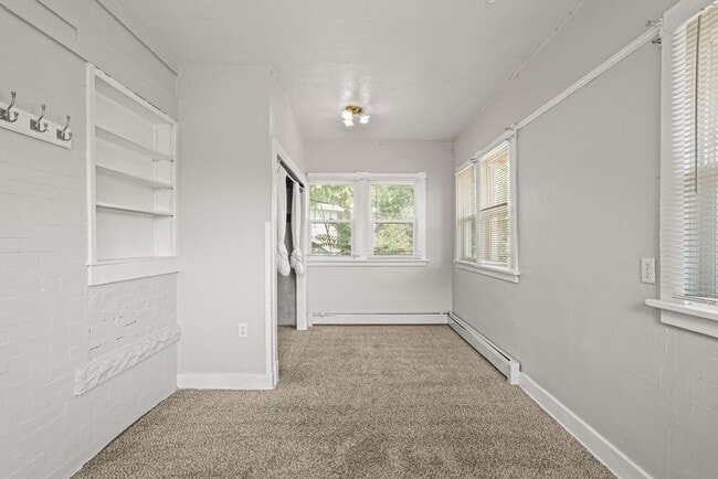 Building Photo - 975 University Ave