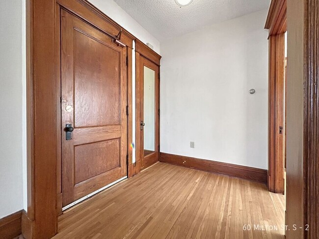 Building Photo - 2+br 1ba ~ Security Deposit Free Alternati...