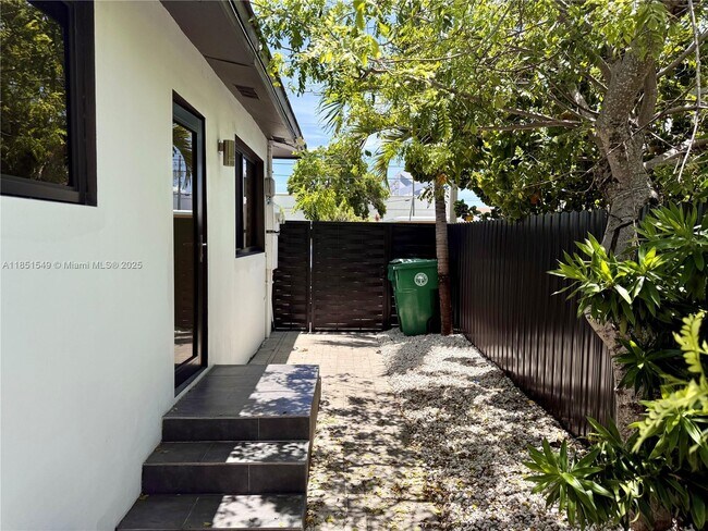 Building Photo - 3625 NW Flagler Terrace
