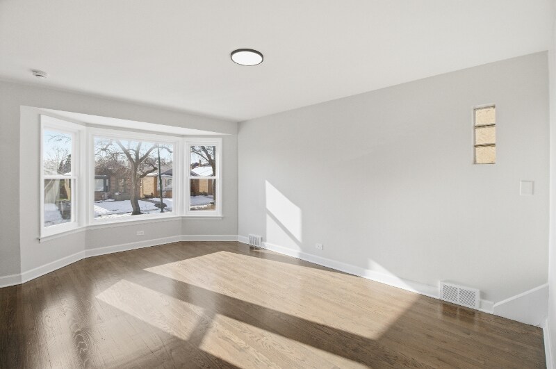 Building Photo - 6640 W Foster Ave