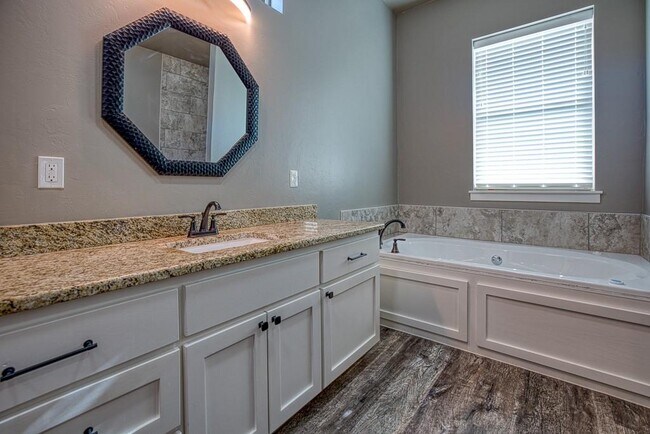 Building Photo - 807 Venice Ct