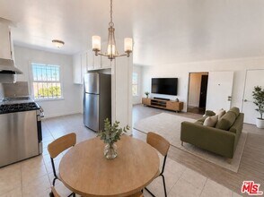 Building Photo - 1104 W 93rd St