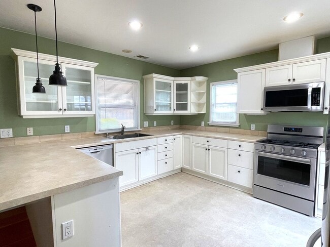 Building Photo - Upgraded Contemporary Craftsman
