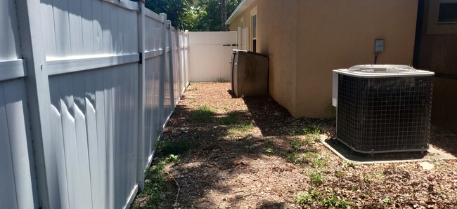 Building Photo - 4 bedroom 2 bath