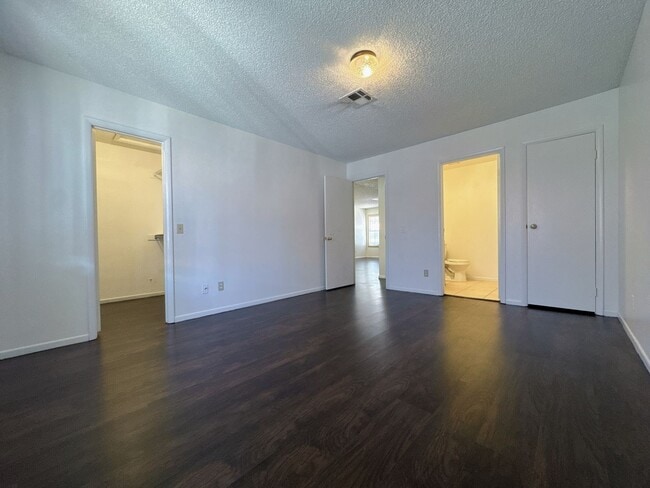 Building Photo - 2 Bed 2.5 Bath Single House near Rainbow/Tropicana
