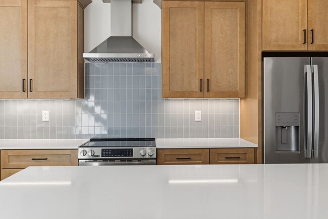 Building Photo - Luxurious 3BD, 3.5BA Chapel Hill Townhome with Modern Features Near Shopping, Dining, and Enterta...