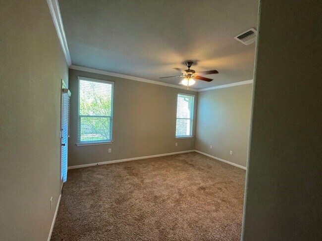 Building Photo - 400 Hummingbird Ln