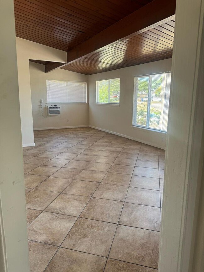 Building Photo - NE 4 bedroom home by Bakersfield College