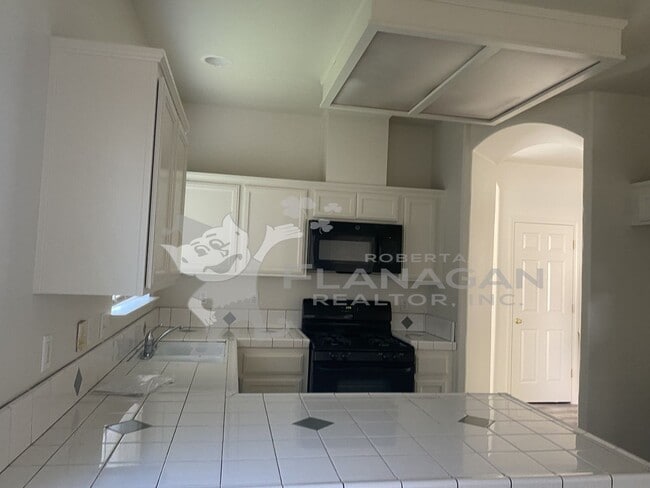 Building Photo - 3 Bedroom/2.5 bathroom home