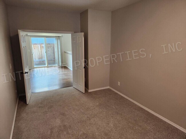 Building Photo - *1ST MONTH'S FREE RENT PROMO* Super Cute 3...