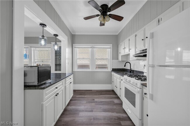 Building Photo - 1353 Phelps Ave