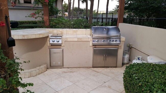 Building Photo - 1830 Embassy Dr