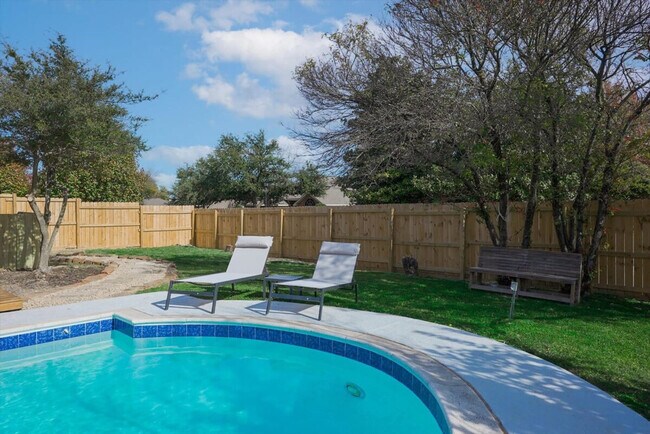 Building Photo - 516 Maywood Ln