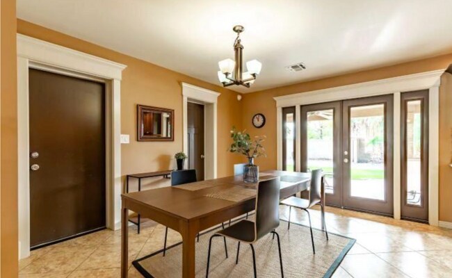Building Photo - 1321 E La Jolla Dr