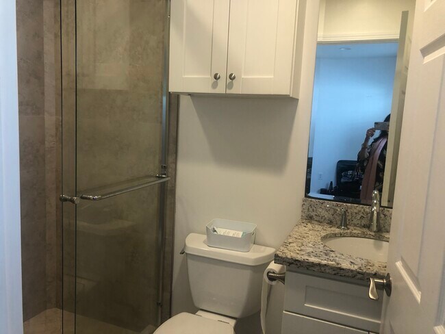 Bedroom suit bathroom - 676 Broadway St