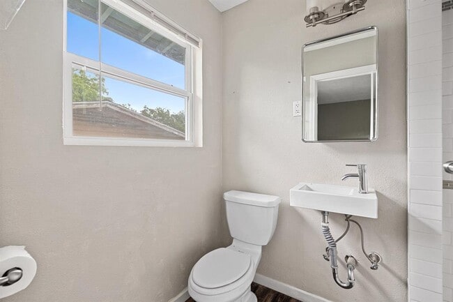 Building Photo - 1422 Yorkshire Dr