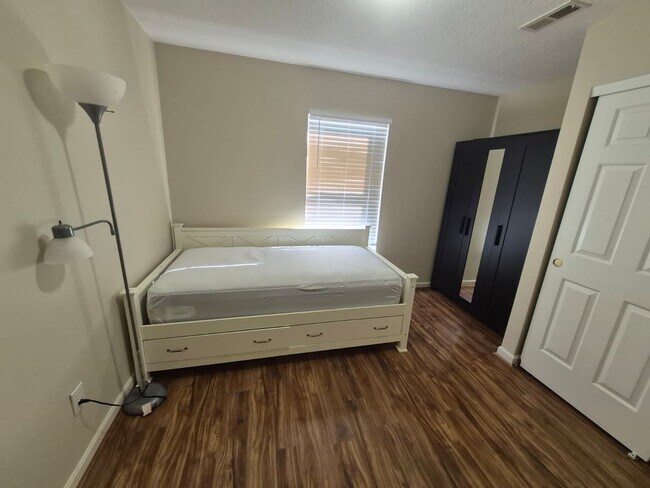 Building Photo - 40 Nicole Dr