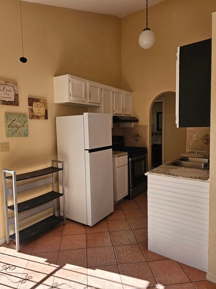 Kitchen - 11646 Scott Simpson Dr