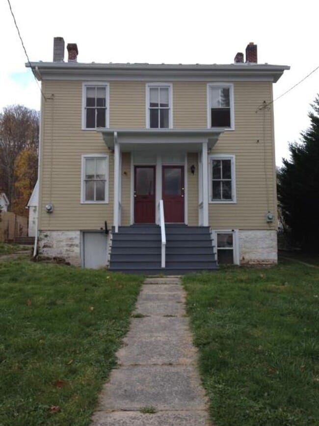 Building Photo - 3 Bedroom 1 Bath in Newport, PA!