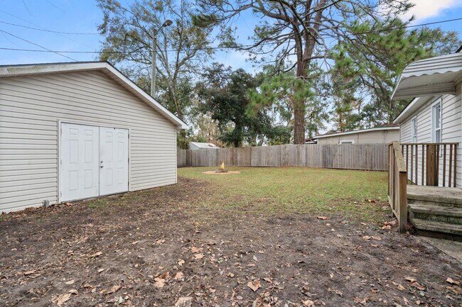 Building Photo - Charming 3BR Home + Bonus Room Near Downtown Savannah & Tybee Island
