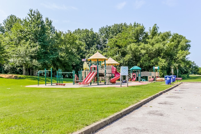 Building Photo - 4188 Ravenwood Dr N