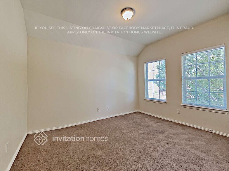 Building Photo - 3900 Rochester Dr