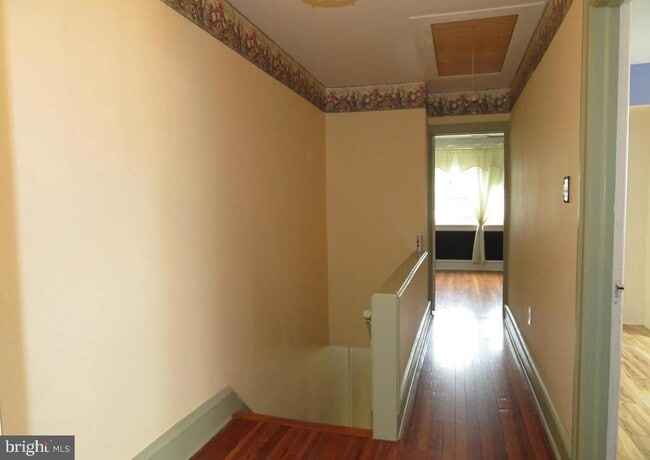 Building Photo - 209 W 7th Ave