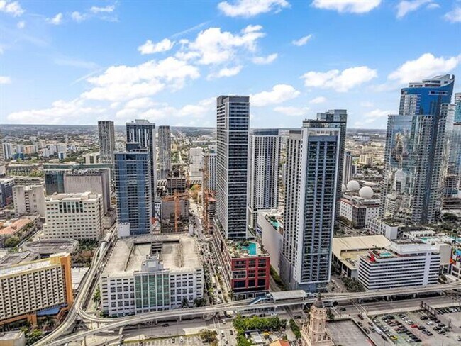 Building Photo - 601 NE 1st Ave