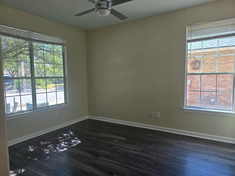 Building Photo - Room in Single Family Home on White Water Way