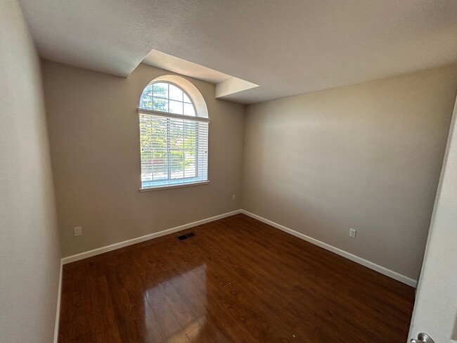 Building Photo - Spacious 4 Bedroom 2.5 Bath Home Antioch