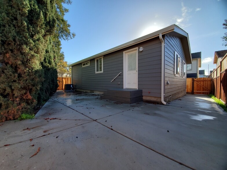 Building Photo - 25918 Meadowmist Dr