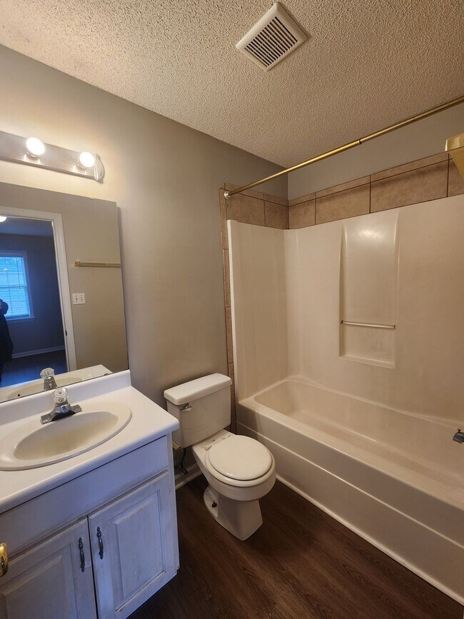 Building Photo - 6000 Susan Cir