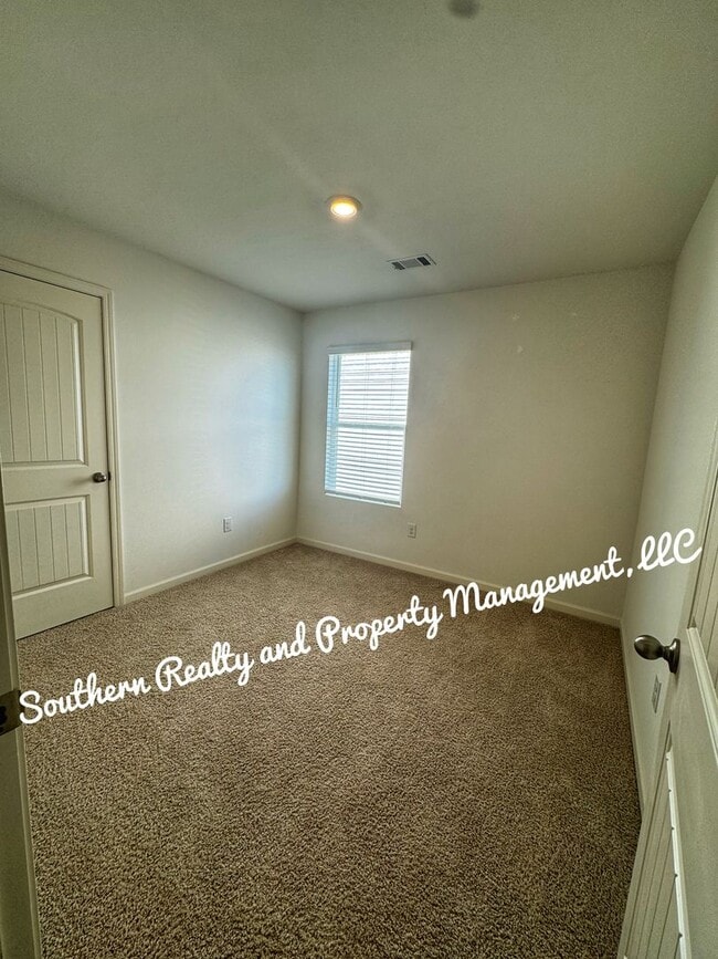 Building Photo - Country Feel but close to shopping