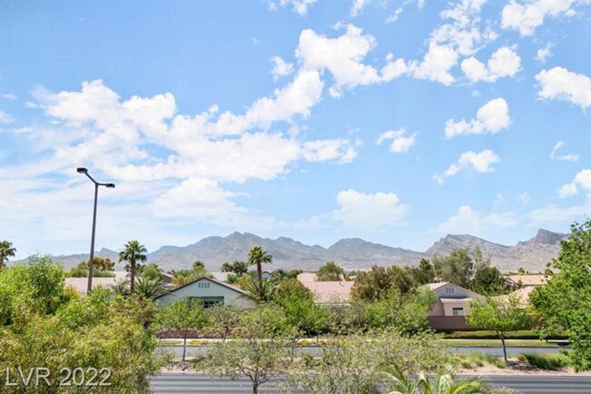 Building Photo - Recently remodeled 5 BEDROOMs/4 bathrooms,...