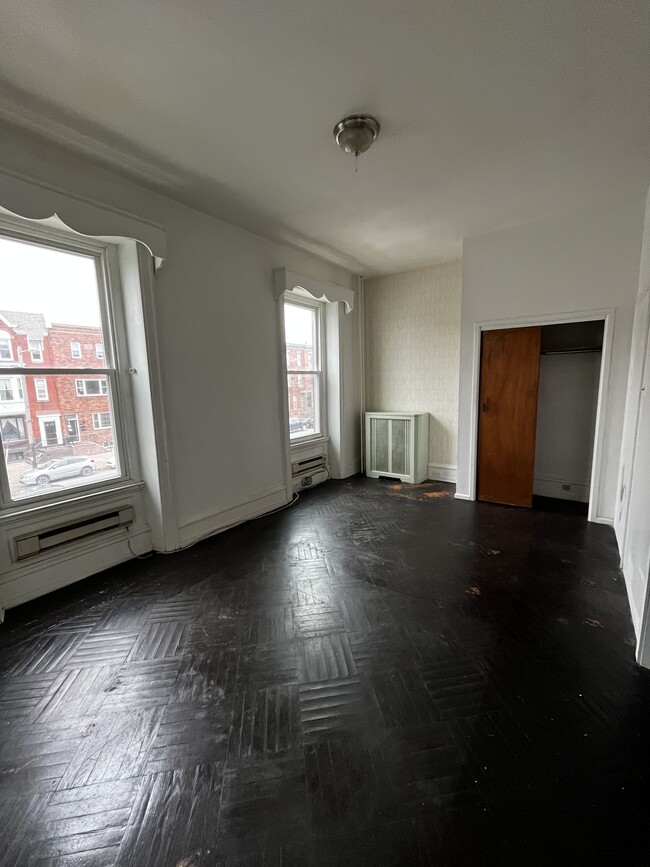 Spacious room w/ natural sunlight - 1521 S Broad St