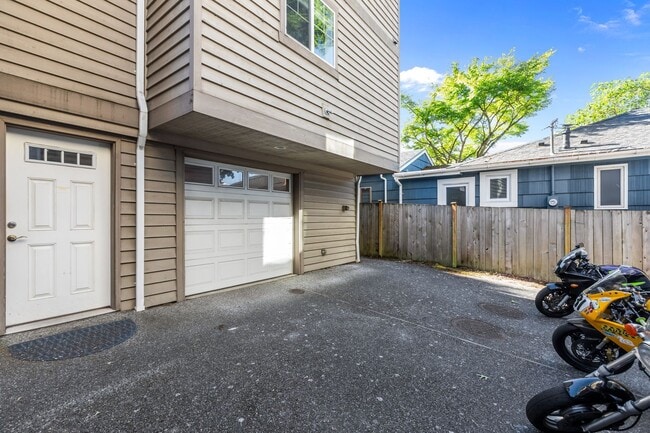 Building Photo - Charming 3 Bed Townhouse in Seattle