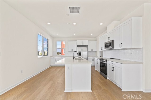 Building Photo - 12985 Royale Dr