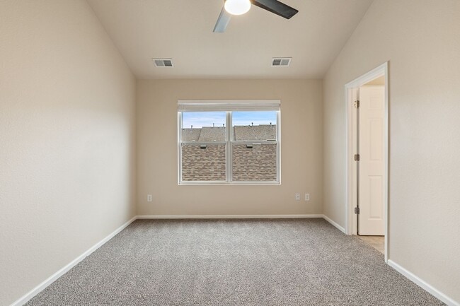 Building Photo - Evolve Real Estate: Beautiful 3 Bed / 2.5 ...