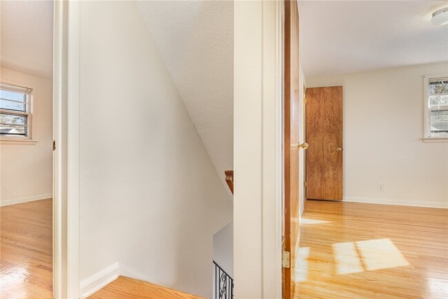 Building Photo - 16 Summit St