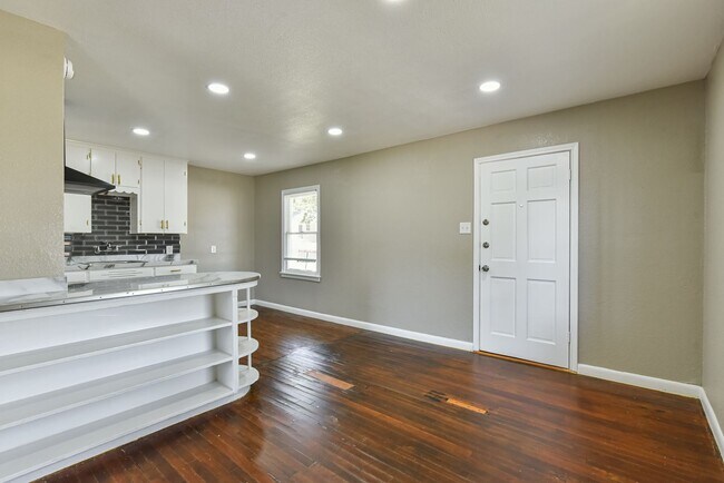 Building Photo - Affordable & Updated 1BR Home – Vacant Move-In Ready!