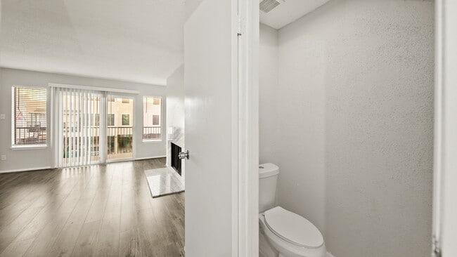 Building Photo - 1914 Lakeside Dr