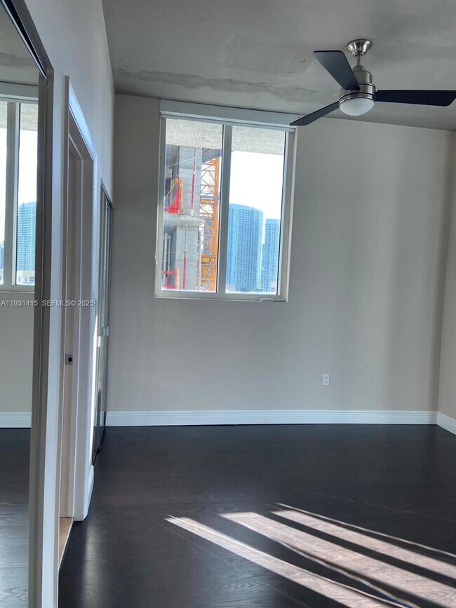 Building Photo - 700 NE 25th St