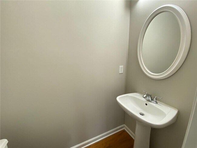 Building Photo - 1664 Oakbrook Lake Dr NW