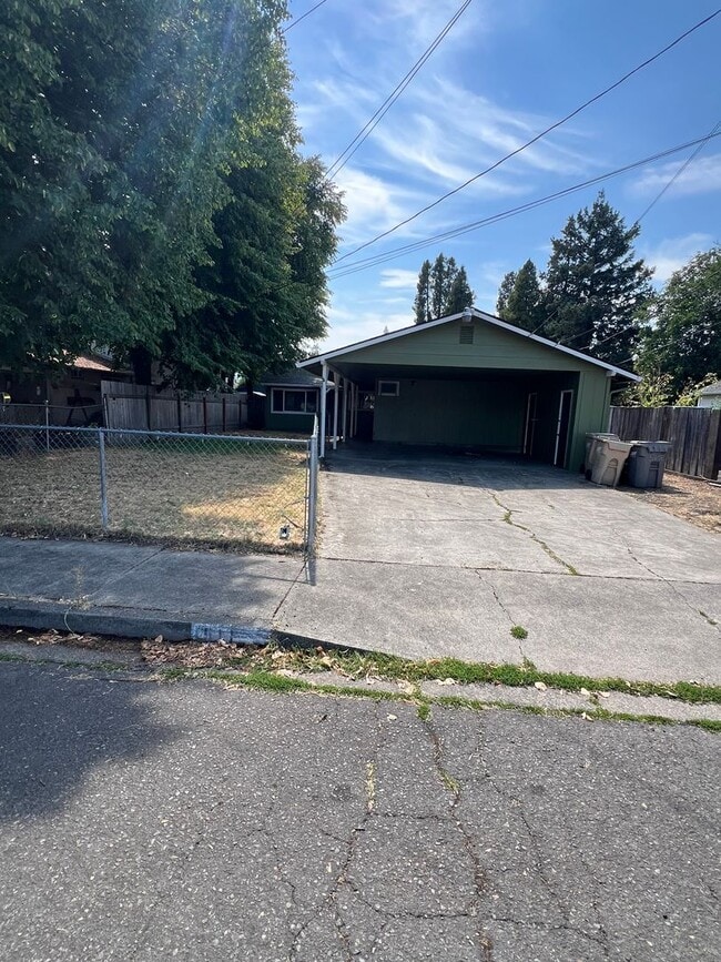 Building Photo - 511-513 SE L St