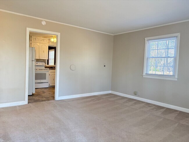 Building Photo - MOVE IN SPECIAL: 2 Bedroom, 1 Bathroom in Greensboro!