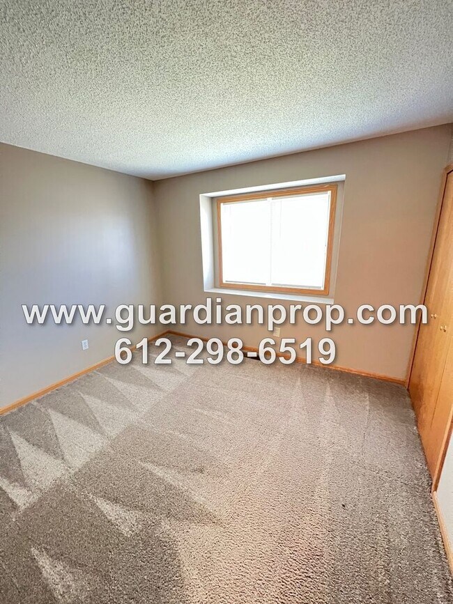 Building Photo - End Unit Townhouse Available October 1st, ...