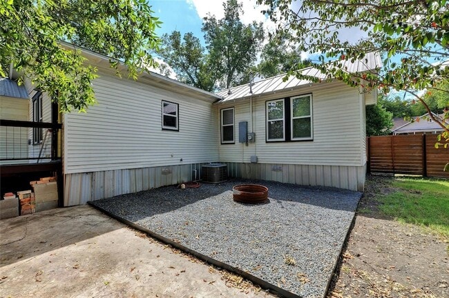 Building Photo - 1102 Hackberry St