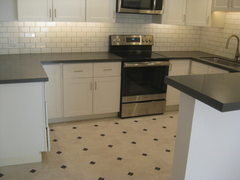 Primary Photo - 300 Bocana St