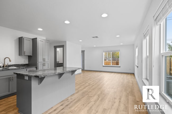 Building Photo - New 3 Bed/2.5 Bath Townhome in Medford