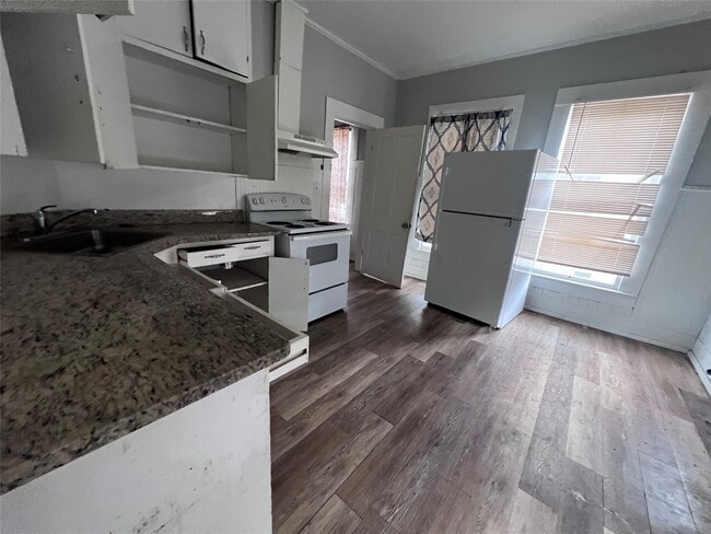 Building Photo - 513 W Caney St